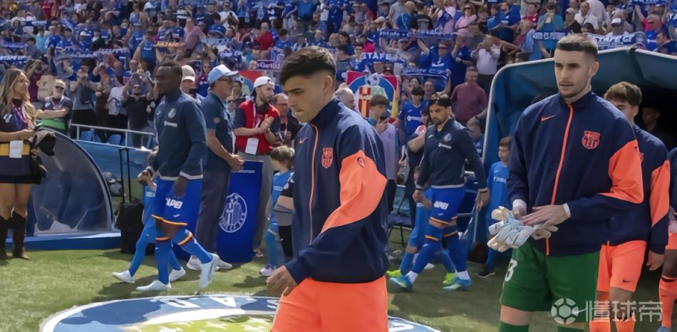 世体：赫塔费球迷折服于佩德里的表现，赛后争相合影索要签名