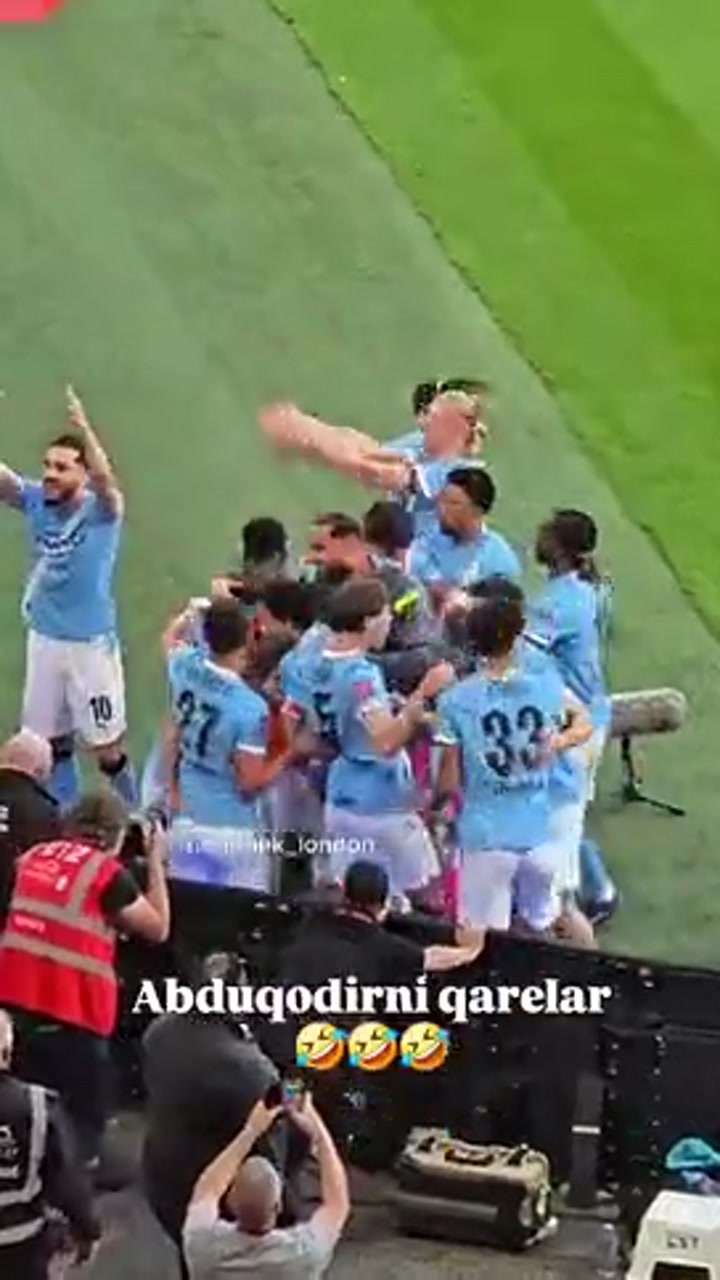 曼城绝杀后 跑来庆祝的胡桑诺夫一顿拍打多纳鲁马