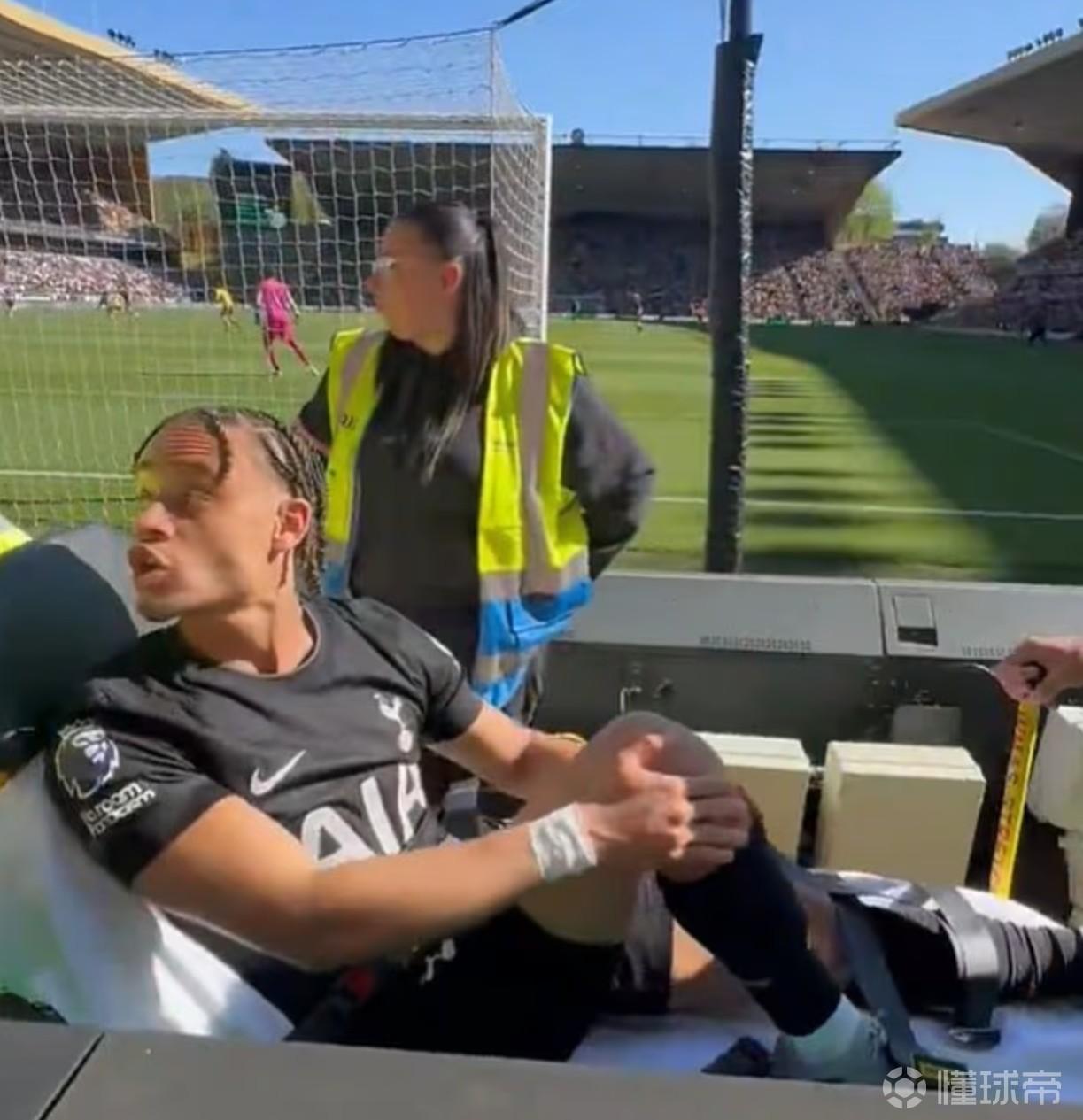 哈维-西蒙斯被担架抬下场时被狼队球迷辱骂，当场就骂了回去