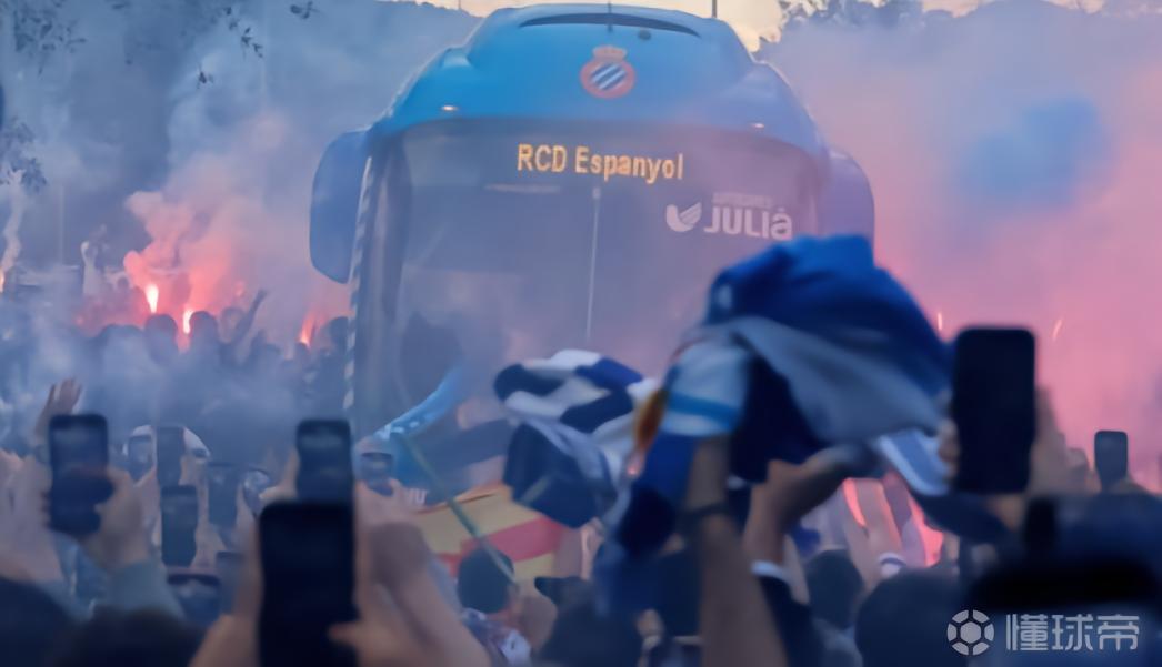 西人15场不胜，球迷打出标语：最不配被支持时，我仍为你呐喊