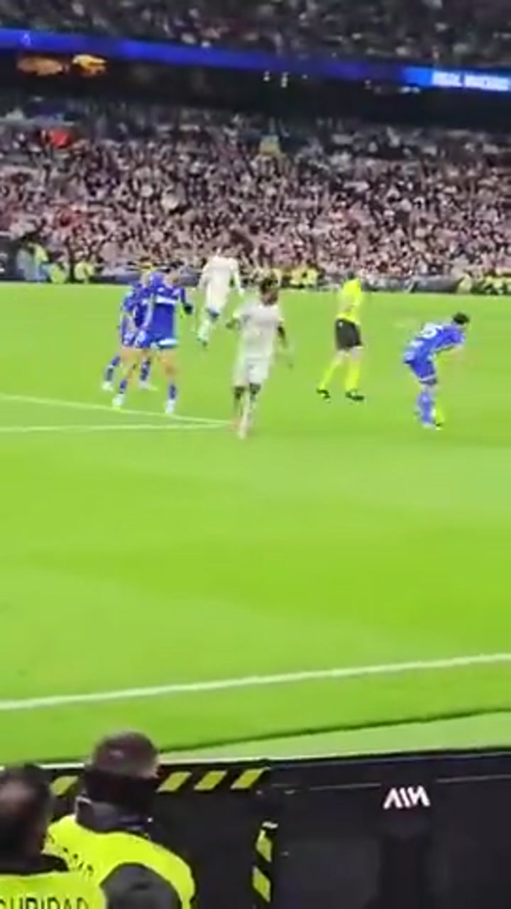 实拍维尼修斯丢球后没有回防 反而忙着和球迷争论