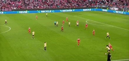 拜仁女足总监：球员的头发都垂到了臀部，拽头发犯规应该修改