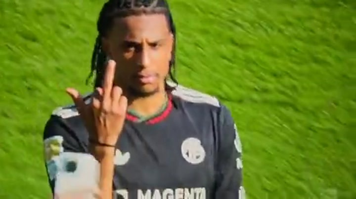 赛后穆西亚拉找奥利塞合影时遭怒送中指