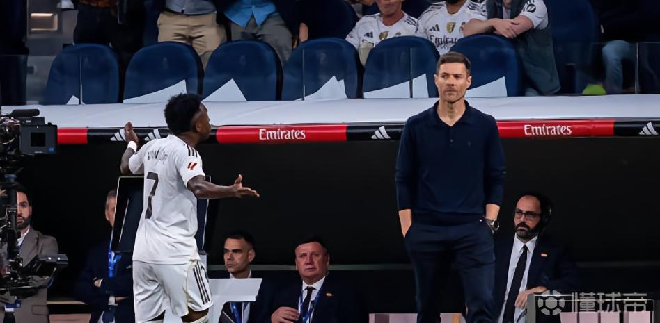 记者：维尼修斯与阿隆索的矛盾最早要追至去年世俱杯期间