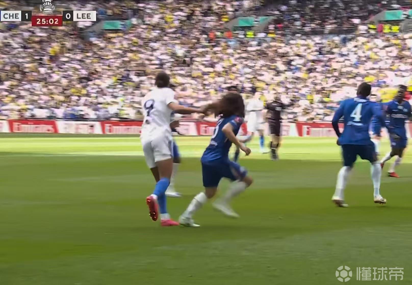 似曾相识？勒温拉拽库库雷利亚头发，裁判并未吹罚犯规