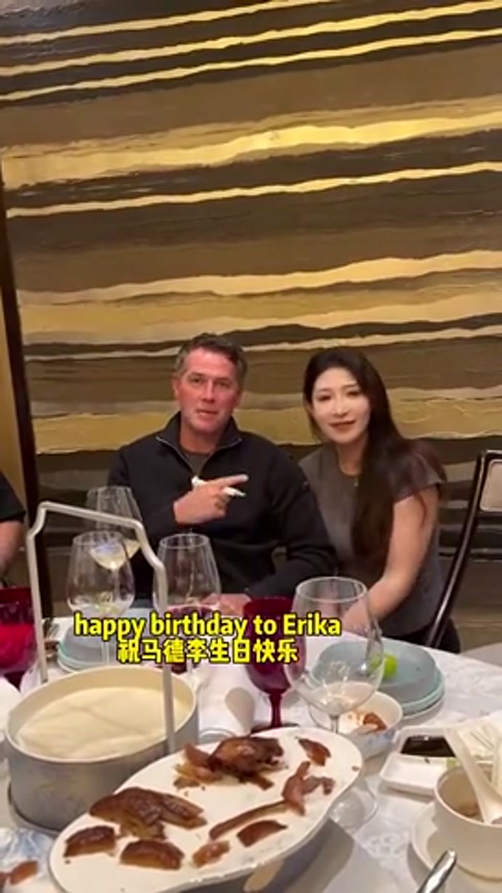 欧文和退役女足网红马德李一起吃饭