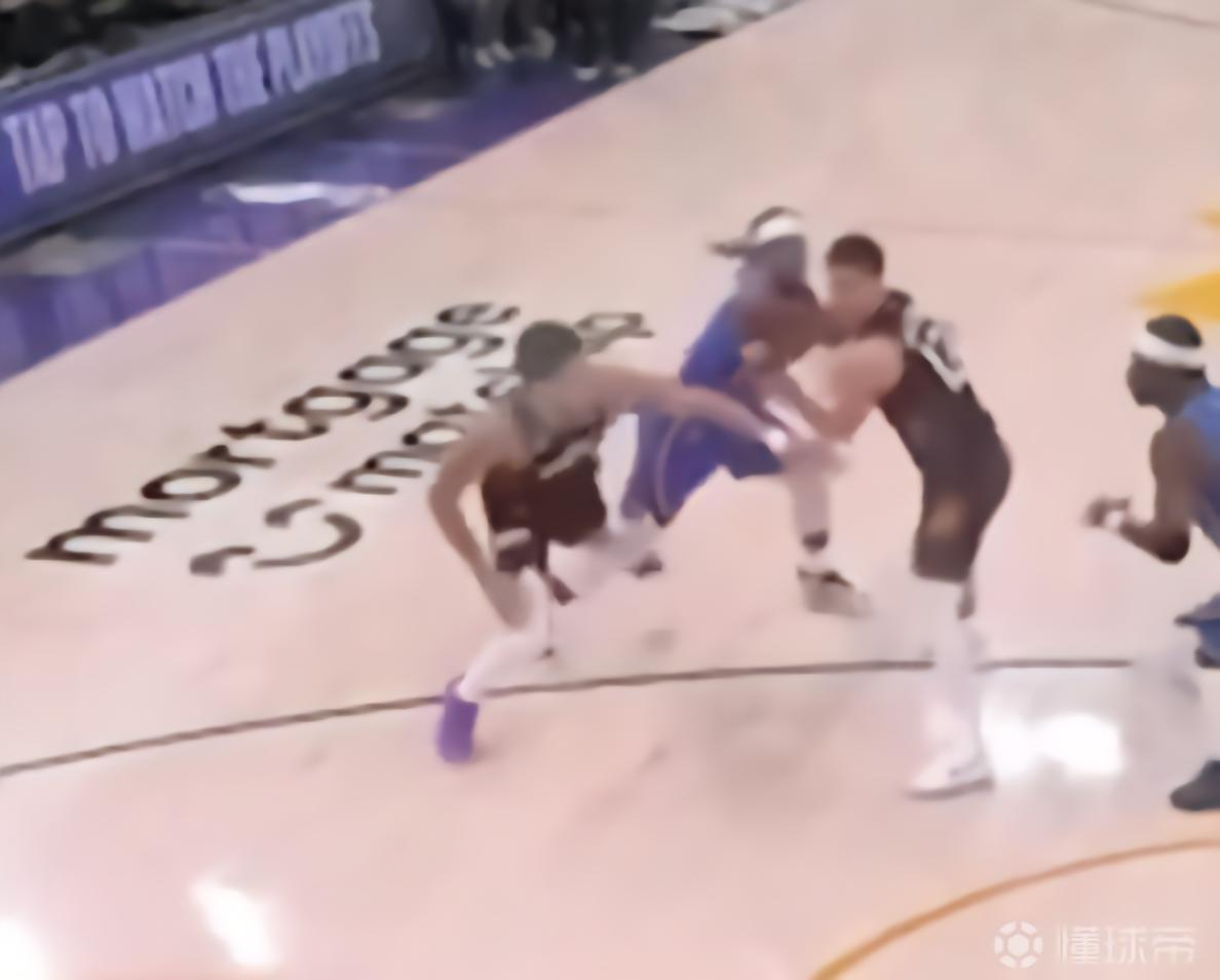 布克谈被多尔特抬腿绊倒：他举手示意犯规了，但裁判并未吹罚