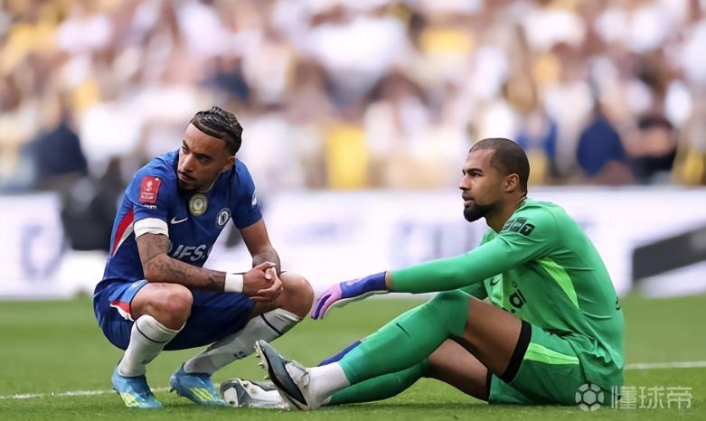 邮报：恩佐想和麦克法兰沟通，随即示意桑切斯倒地接受治疗