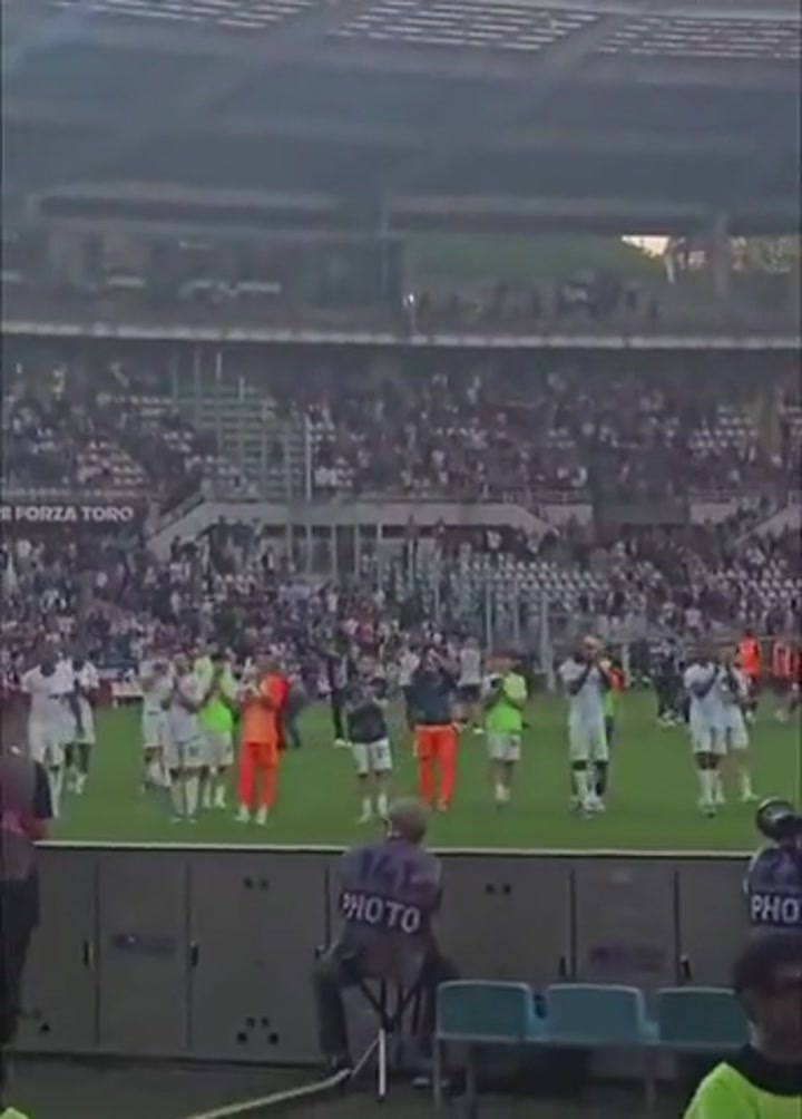 实拍蓝黑众将赛后谢场 国米远征军唱战歌鼓励