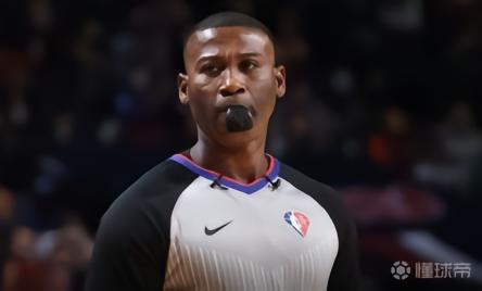 驱逐艾顿的裁判是詹姆斯-威廉姆斯，前几天曾被布克点名狂喷