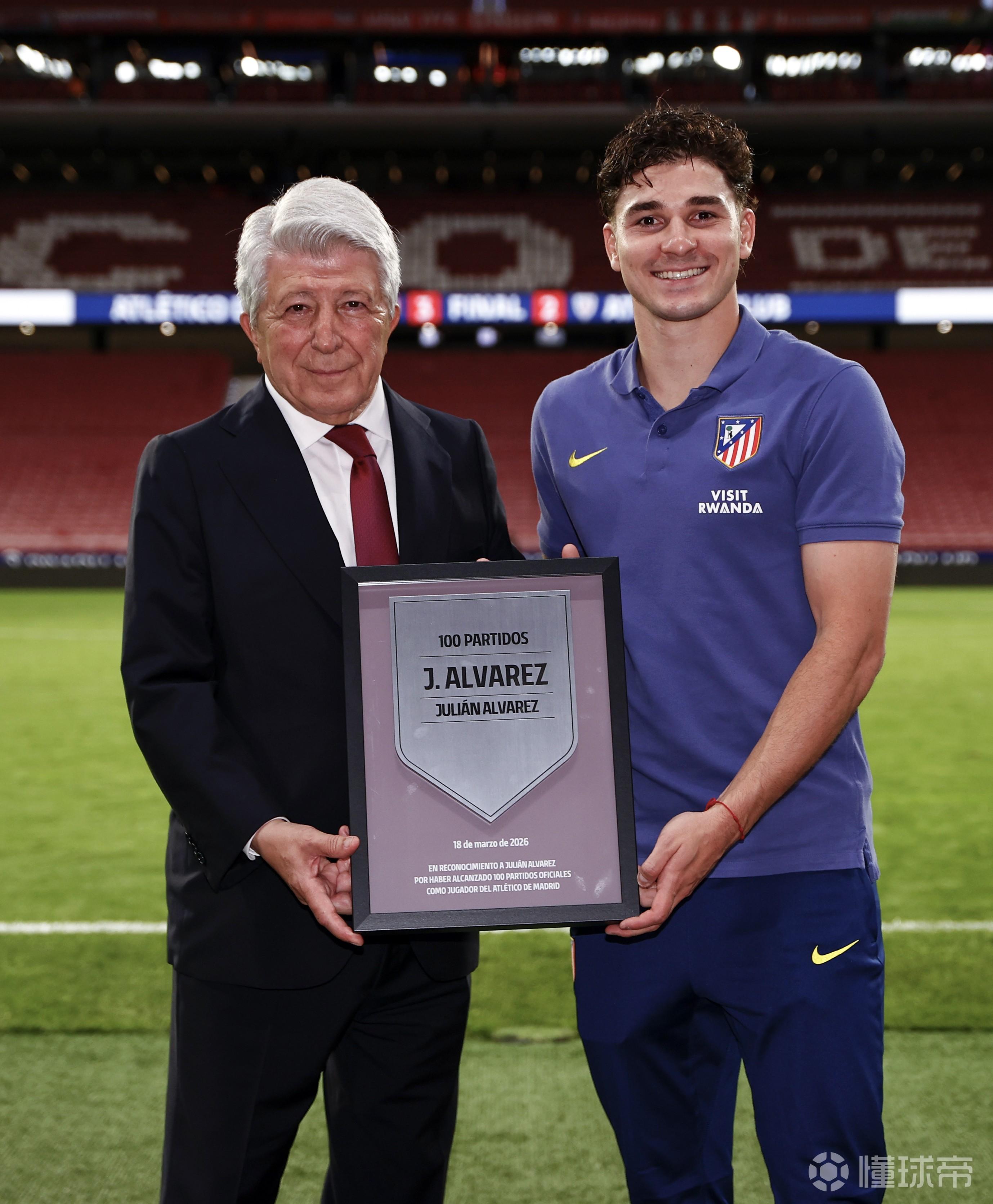 达成马竞百场里程碑，阿尔瓦雷斯与瑟洛特收获纪念铭牌