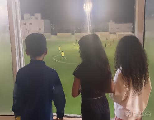 乔治娜带孩子一起观看迷你罗的比赛，并为其现场助威