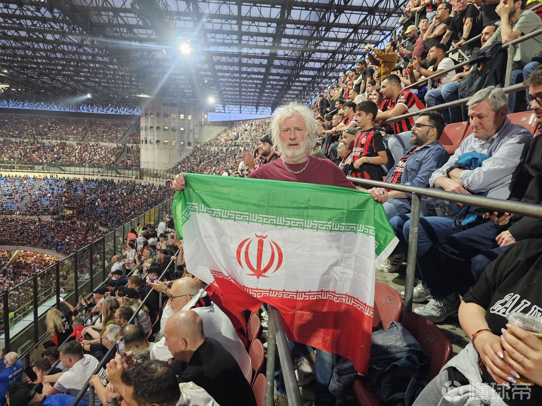 一名爱尔兰政治家在米兰对尤文比赛中展示伊朗国旗，支持伊朗