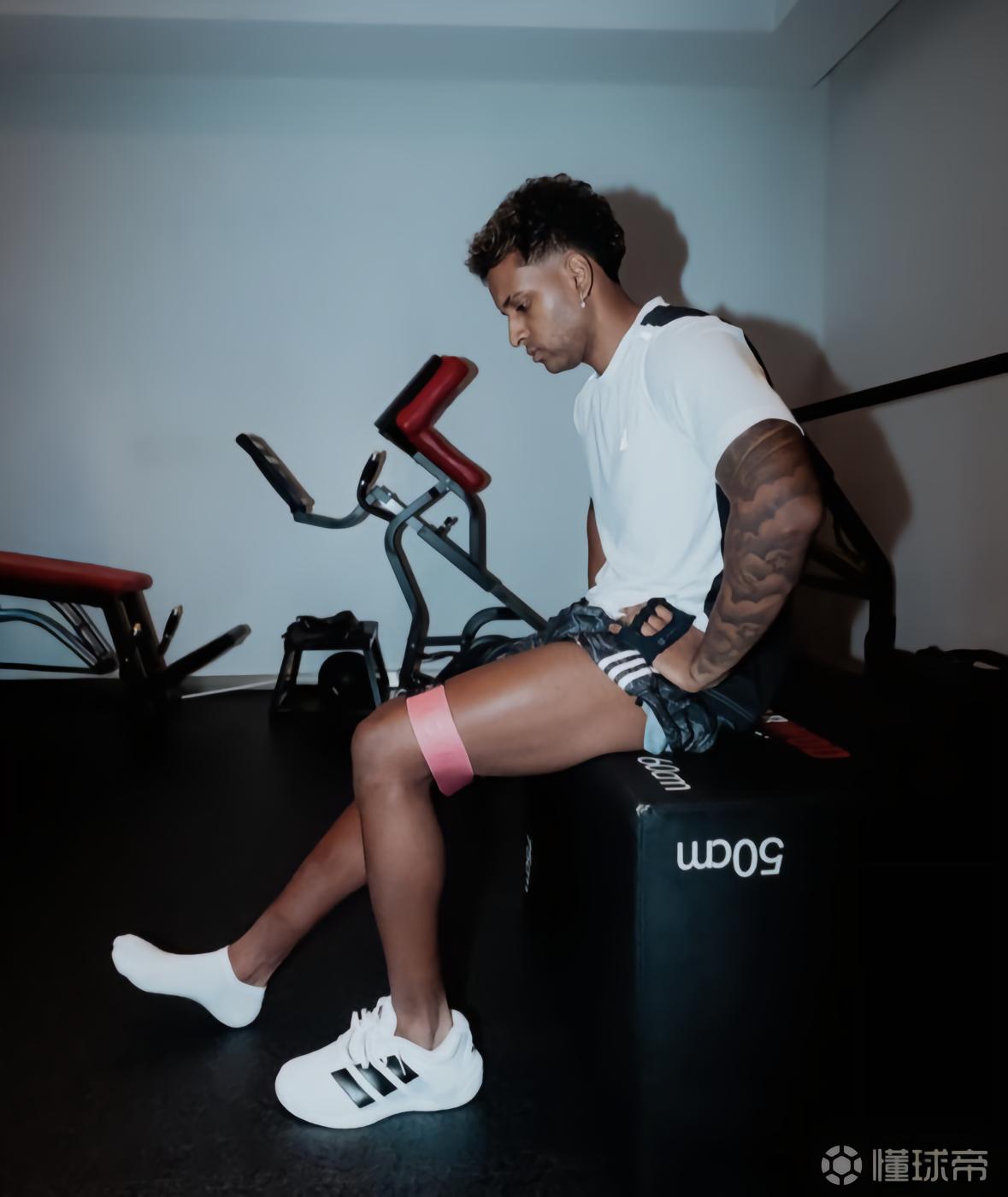 阿斯：罗德里戈每天两练，在训练基地康复并在家训练