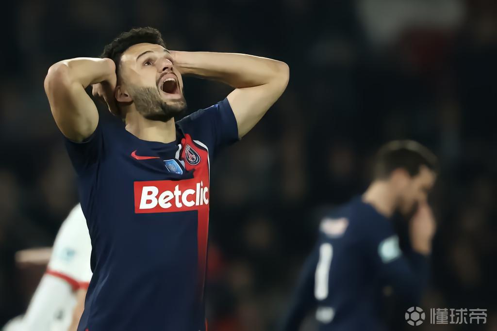 记者：米兰了解贡萨洛-拉莫斯的情况，巴黎可能3500万欧放人