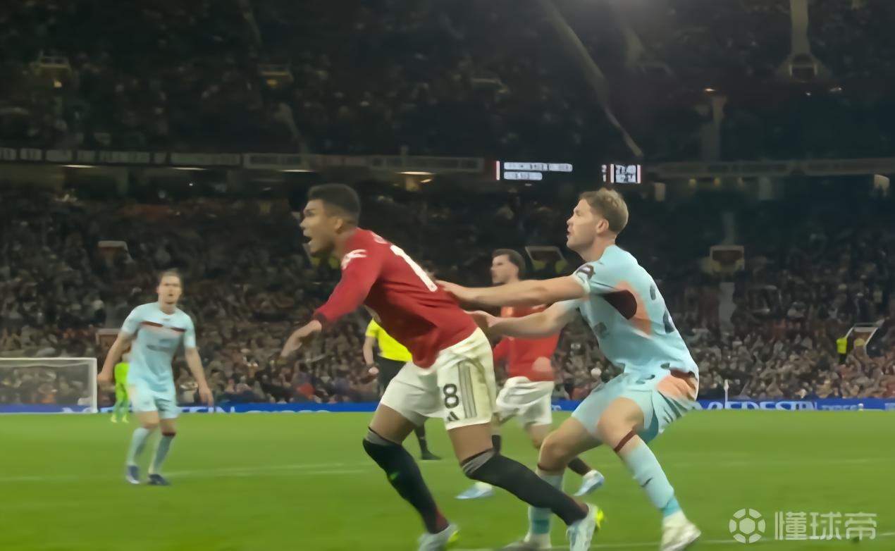 都是经验，卡塞米罗连续诱骗科林斯对自己犯规并使其染黄