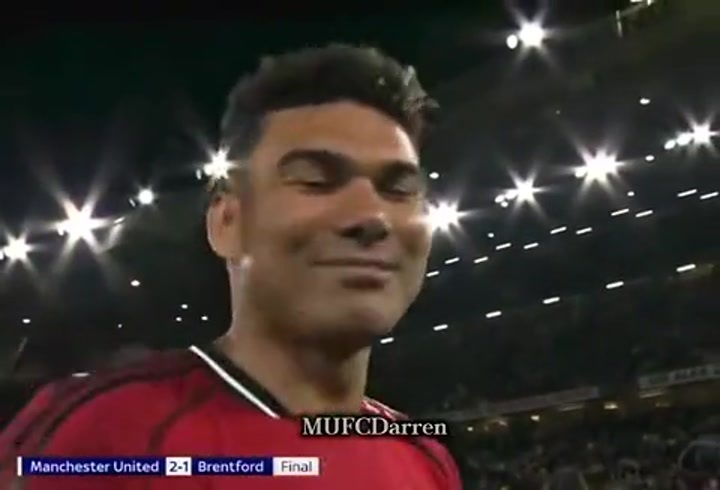 终场哨响后，卡塞米罗含泪向球迷致意