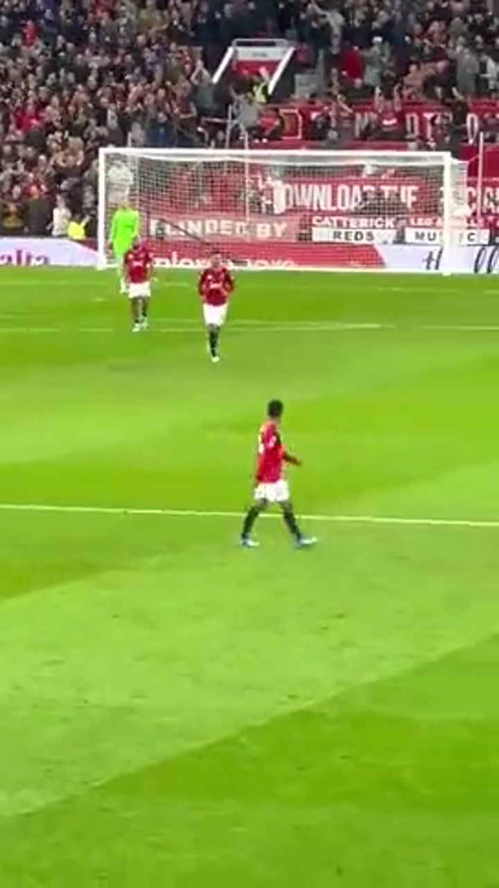 谢什科进球后，卡塞米罗一路跑到阿玛德身边拥抱了他