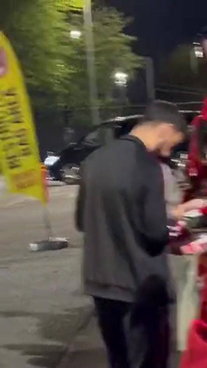 宠粉！队长B费赛后在场外为球迷签名互动