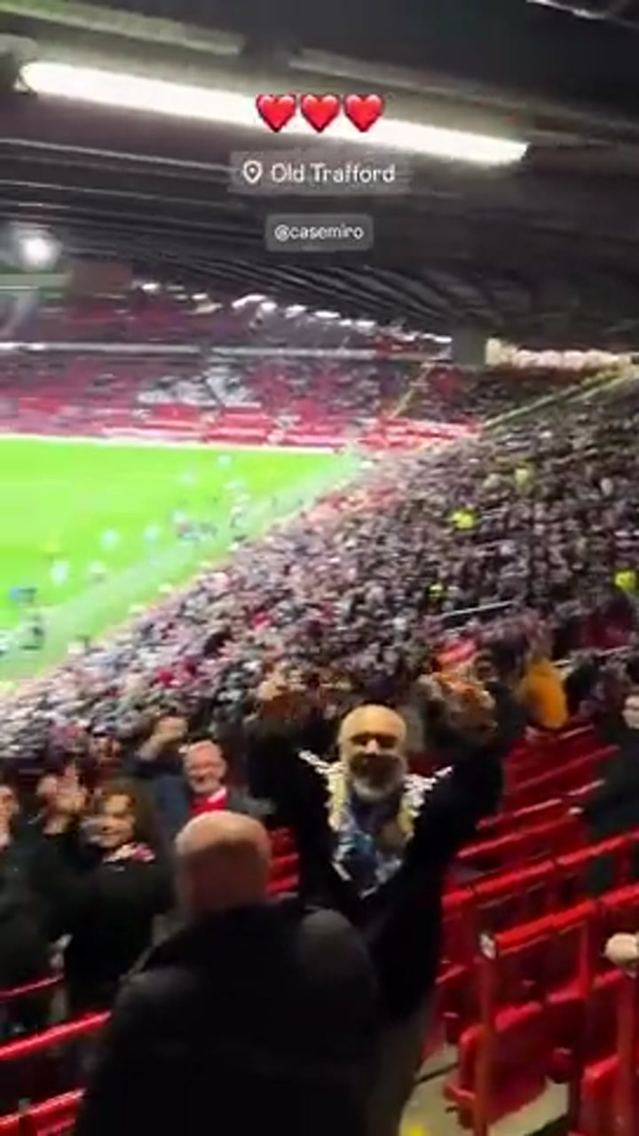 赛后曼联球迷：“再来一年，再来一年，卡塞米罗…”