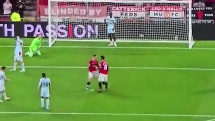 实拍B费在送出助攻之前 已经误导防守球员会传右路