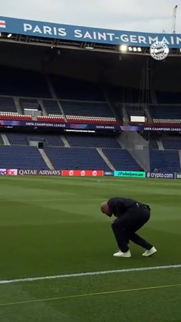 孔帕尼在对阵巴黎的半决赛前检查场地