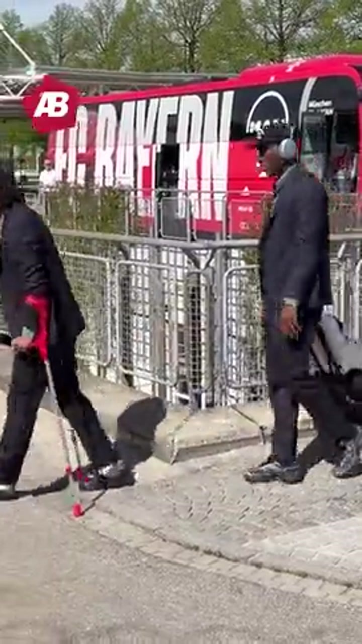 格纳布里拄着拐杖随队前往巴黎 为队友们加油助威