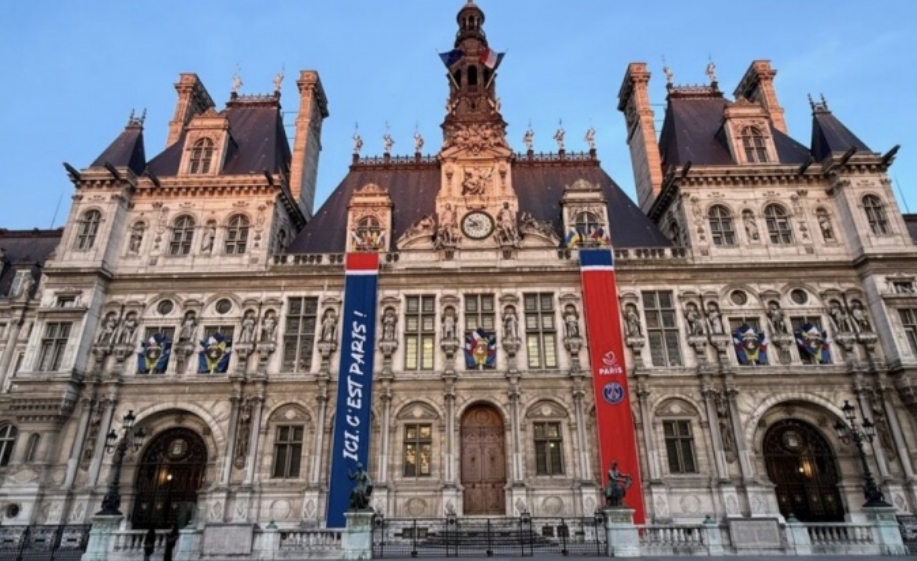 巴黎市政厅门前挂为巴黎助威标语 市长将现场看欧冠半决赛