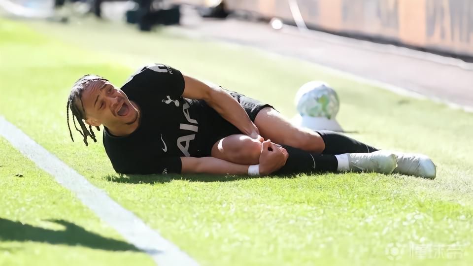 赛季提前报销，西蒙斯本赛季代表热刺出场41次，贡献5球6助攻