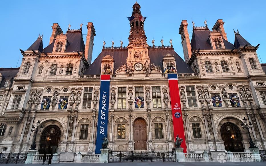 迎来欧冠半决赛，巴黎市政厅挂起巴黎圣日耳曼主色调的条幅