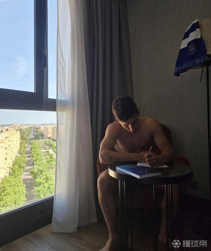 穆尼奥斯庆祝国王杯夺冠：窗外一切都是蓝白，那是皇社的颜色