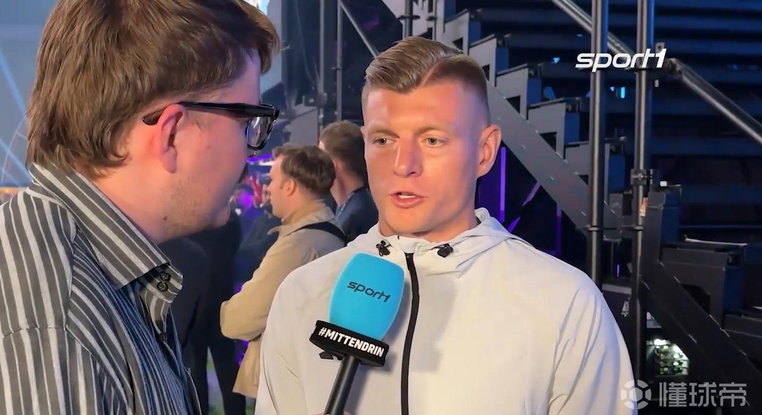 克罗斯：拜仁本赛季能赢得三冠王；对巴黎将是势均力敌的较量