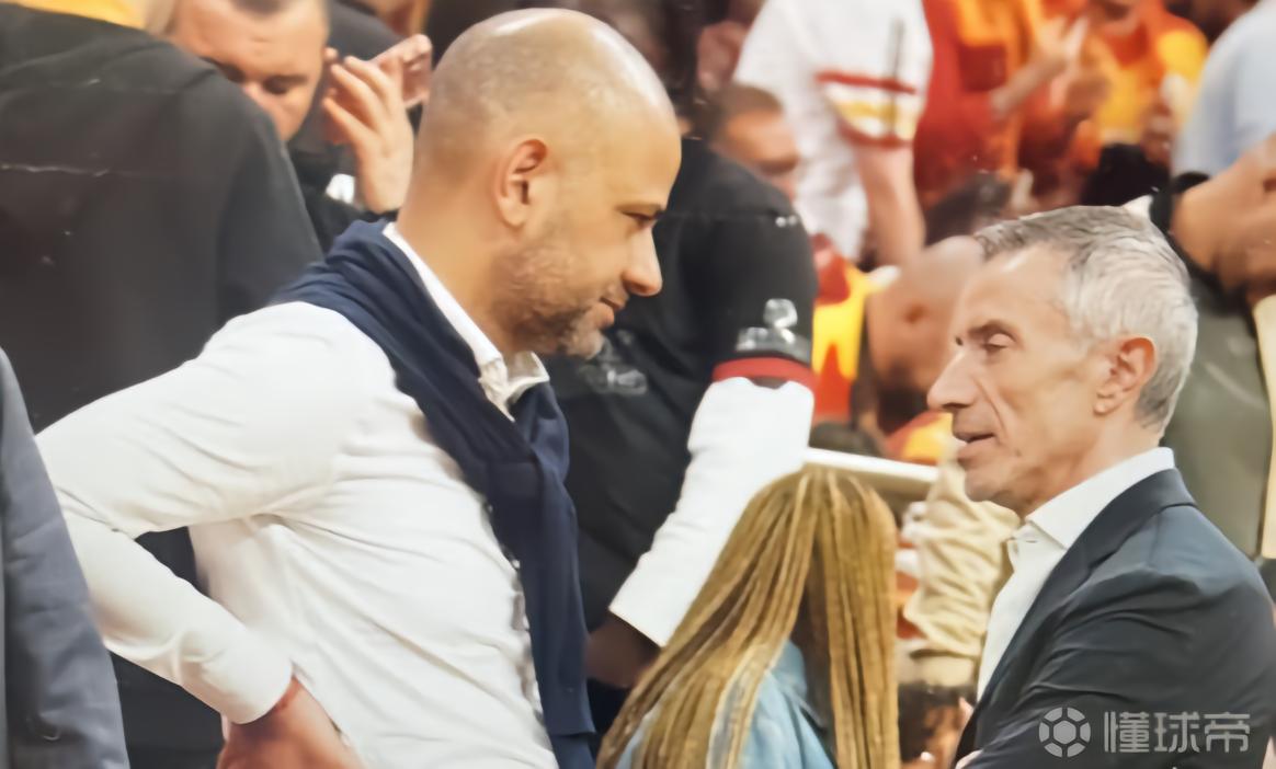 考察奥斯梅恩？阿森纳总监贝尔塔和转会中介观战加拉塔萨雷