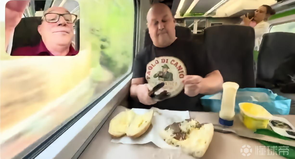 还能这么干，一名西汉姆球迷在火车上用直发夹板煎牛排