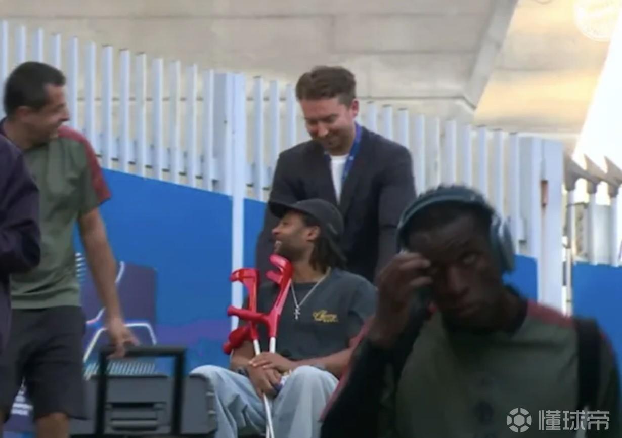 现场支持球队，格纳布里坐在轮椅上被推进了王子公园球场