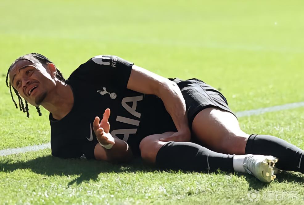 伤员达11人绝非巧合？热刺队医处理西蒙斯伤势不当遭球迷质疑