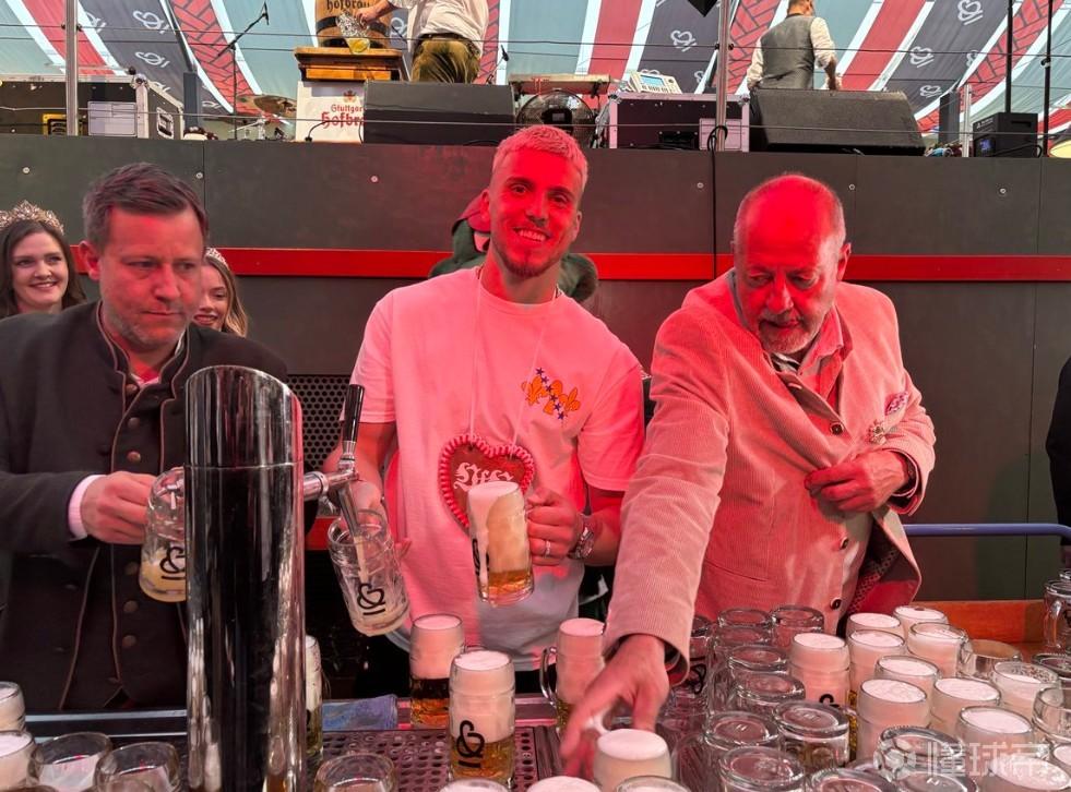 随波黑晋级世界杯，斯图加特前锋德米罗维奇请球迷喝800升啤酒