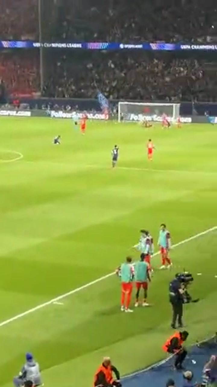 巴黎对阵拜仁的比赛期间，竟然有一位球迷在现场睡觉！