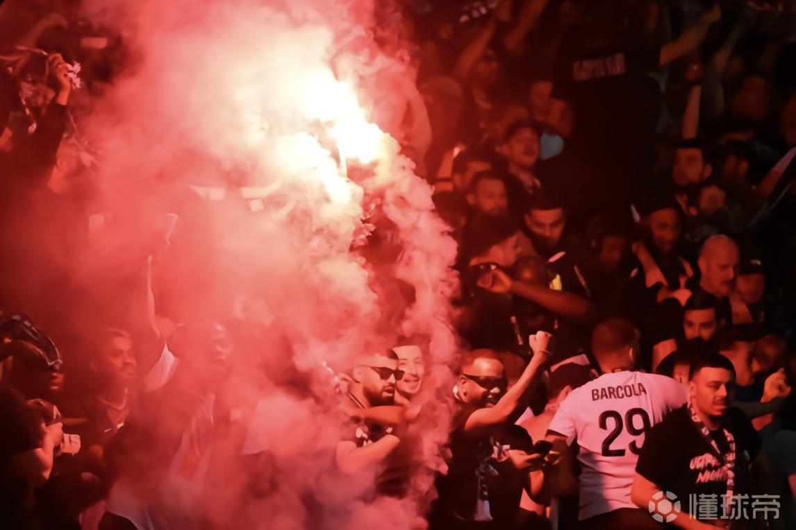 气氛好，赛前60名警察在王子公园球场演奏《星球大战》交响曲