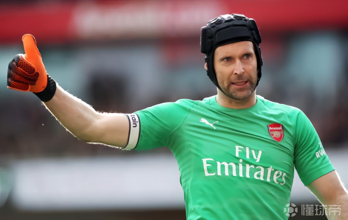 用05年的切尔西和现在的阿森纳对比，切赫全选了切尔西球员