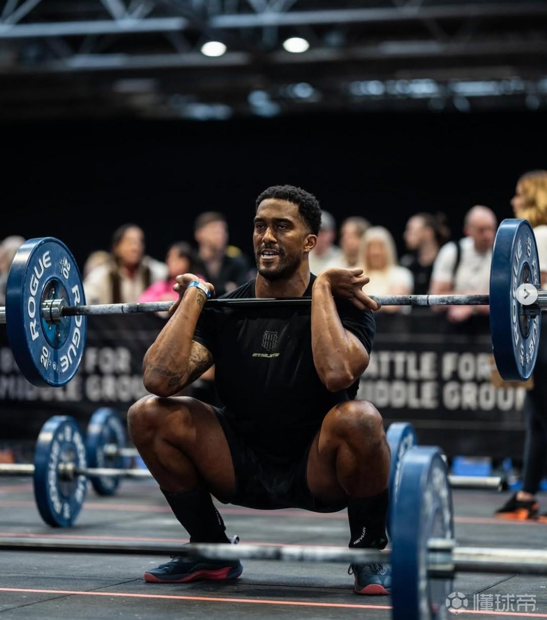 前英超后卫迪斯汀参加健身综合体能挑战赛，48岁练出健硕身材