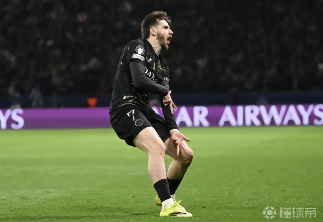 借鉴自奇才球员拉塞尔，KK在进球后比出“冰融血脉”手势