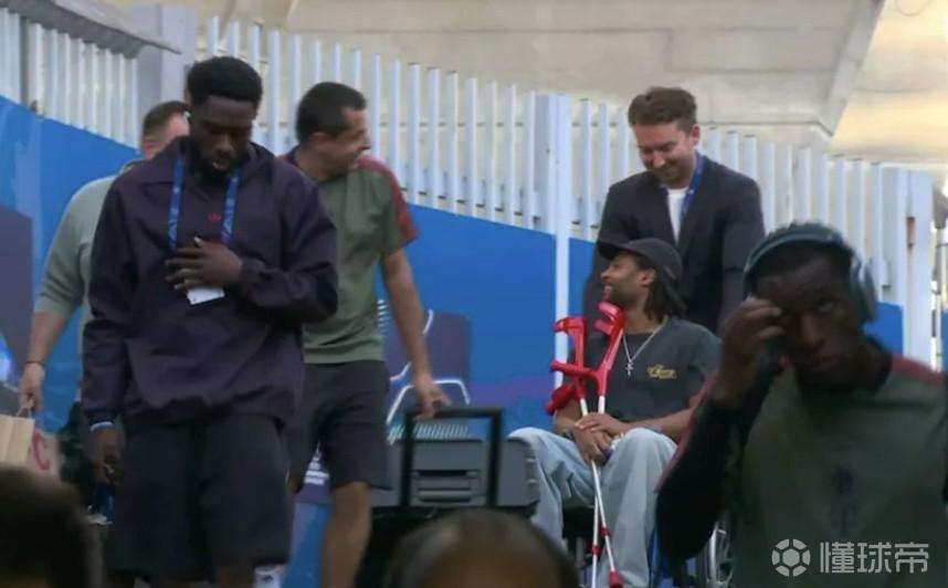 埃贝尔：格纳布里随队是个美丽象征，他是被千斤顶抬上飞机的