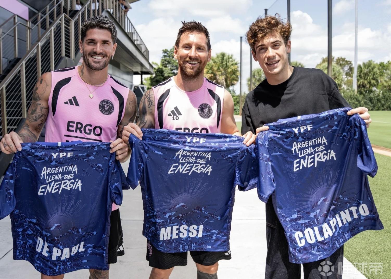 粉丝见面会，F1迈阿密大奖赛前科拉平托与梅西、德保罗合影