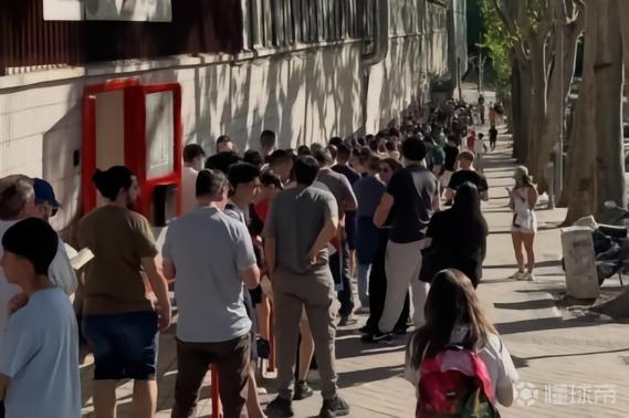 巴列卡诺欧协联门票限购5张，黄牛买完票门口现场倒卖引众怒