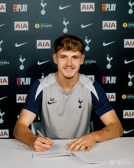 官方：热刺与19岁小将罗斯韦尔续约；他曾随队赢得U17英超杯冠军