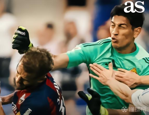官方：因拳打对手，萨拉戈萨门将安德拉达被禁赛13场