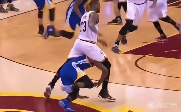 詹姆斯谈2016年总决赛：我从格林身上跨过是想赶紧回归比赛