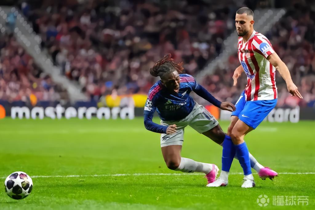 前英超裁判：埃泽摔倒应维持点球判罚，而本-怀特手球不应判点