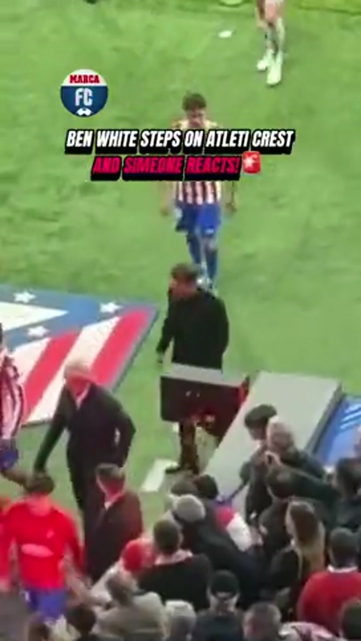 实拍本怀特离场时踩到马竞队徽 马竞将帅与他发生轻微冲突